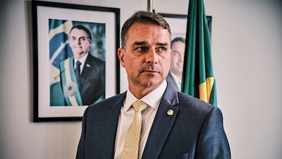 Moraes autoriza Flávio Bolsonaro a visitar o pai a duas semanas do segundo turno Moraes autoriza Flávio Bolsonaro a visitar o pai a duas semanas do segundo turno