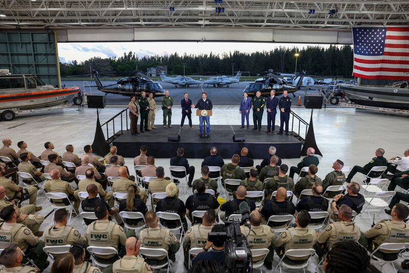 A lo largo de las décadas, solo un puñado de agencias locales encargadas de hacer cumplir la ley cerraron acuerdos 287(g) con el ICE. A lo largo de las décadas, solo un puñado de agencias locales encargadas de hacer cumplir la ley cerraron acuerdos 287(g) con el ICE.