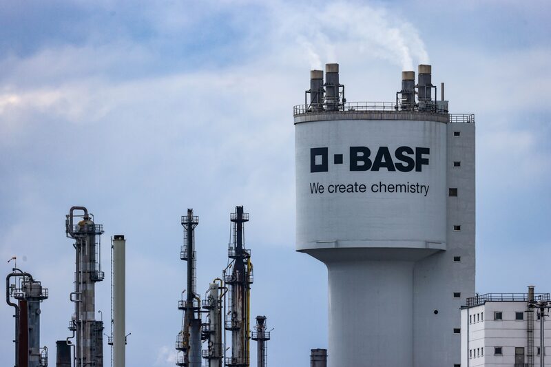 O CEO da BASF, Markus Kamieth, tem reorientado o grupo para combater os altos preços da energia e o declínio da demanda global. O CEO da BASF, Markus Kamieth, tem reorientado o grupo para combater os altos preços da energia e o declínio da demanda global.