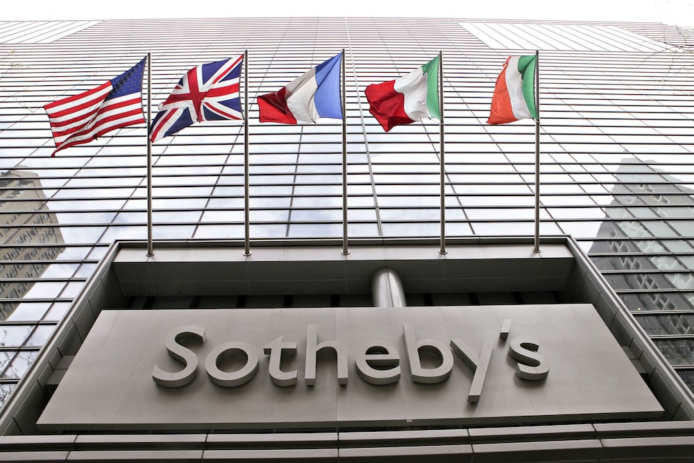 La casa de subasta Sotheby’s será la encargada de la venta, en la que también se incluirá la pieza de cerámica real y música compuesta por Florian Picasso, John Legend y el rapero Nas. (Daniel Acker/Bloomberg)
La casa de subasta Sotheby’s será la encargada de la venta, en la que también se incluirá la pieza de cerámica real y música compuesta por Florian Picasso, John Legend y el rapero Nas. (Daniel Acker/Bloomberg)