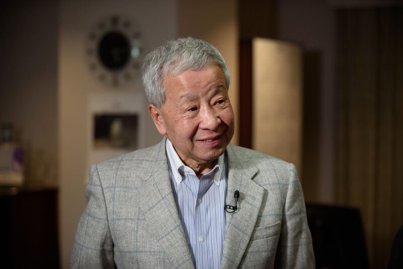 Eisuke Sakakibara, profesor de economía en la Universidad Aoyama Gakuin, habla durante una entrevista en la televisión Bloomberg en Tokio, Japón, el martes 31 de enero de 2017. El objetivo del gobernador del Banco de Japón, Haruhiko Kuroda, no es debilitar el yen y es poco probable que la fortaleza de la moneda suponga un problema para Japón, incluso a 100 por dólar, afirma Sakakibara, antiguo alto funcionario de divisas del Ministerio de Finanzas. Eisuke Sakakibara, profesor de economía en la Universidad Aoyama Gakuin, habla durante una entrevista en la televisión Bloomberg en Tokio, Japón, el martes 31 de enero de 2017. El objetivo del gobernador del Banco de Japón, Haruhiko Kuroda, no es debilitar el yen y es poco probable que la fortaleza de la moneda suponga un problema para Japón, incluso a 100 por dólar, afirma Sakakibara, antiguo alto funcionario de divisas del Ministerio de Finanzas.