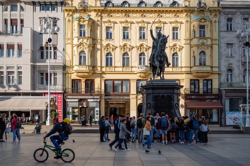La vida cotidiana en Zagreb, capital de Croacia. La vida cotidiana en Zagreb, capital de Croacia.