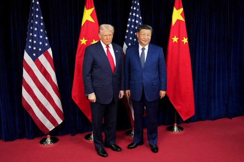 Donald Trump y el presidente chino Xi Jinping posan para las fotos antes de una reunión bilateral en Corea del Sur. Donald Trump y el presidente chino Xi Jinping posan para las fotos antes de una reunión bilateral en Corea del Sur.