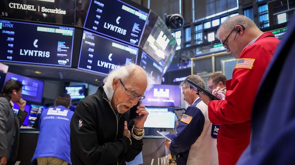 Wall Street cae ante la presión de los bonos, el desplome de Walmart y el alza del petróleo Wall Street cae ante la presión de los bonos, el desplome de Walmart y el alza del petróleo
