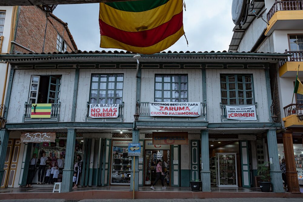 Algunas casas con carteles alusivos al cierre de las minas en Zaruma. Algunas casas con carteles alusivos al cierre de las minas en Zaruma.