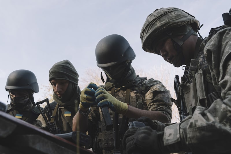 Alemania ha sido un socio clave en la lucha de Ucrania contra la invasión rusa, proporcionando miles de millones de euros en ayuda militar a Kiev desde 2022 y entrenando a más de 10.000 militares. Alemania ha sido un socio clave en la lucha de Ucrania contra la invasión rusa, proporcionando miles de millones de euros en ayuda militar a Kiev desde 2022 y entrenando a más de 10.000 militares.