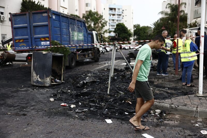 Un civil israelí observa los coches destruidos tras un ataque con misiles de militantes palestinos en Ashdod, Israel, el lunes 9 de octubre de 2023. Fotógrafo: Kobi Wolf/Bloomberg Un civil israelí observa los coches destruidos tras un ataque con misiles de militantes palestinos en Ashdod, Israel, el lunes 9 de octubre de 2023. Fotógrafo: Kobi Wolf/Bloomberg