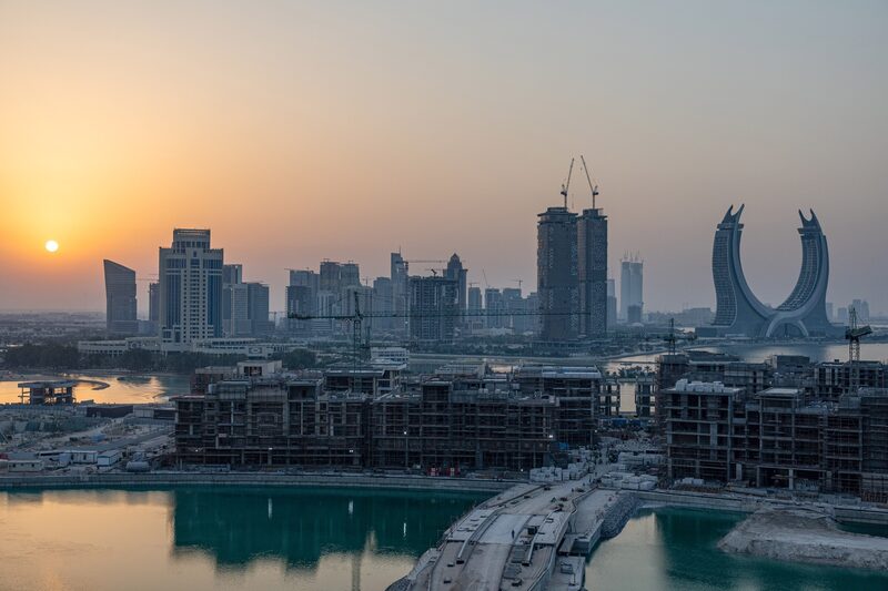 O governo do Catar, acionista de vários bancos locais, avalia possíveis medidas de apoio, incluindo a compra de carteiras de imóveis e a injeção de capital (Foto: Christopher Pike/Bloomberg) O governo do Catar, acionista de vários bancos locais, avalia possíveis medidas de apoio, incluindo a compra de carteiras de imóveis e a injeção de capital (Foto: Christopher Pike/Bloomberg)