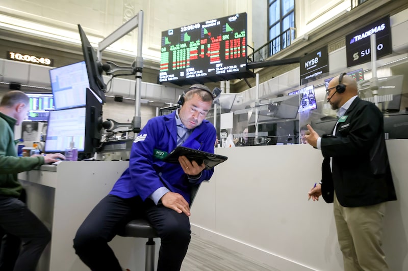 A trader works on the floor of the New York Stock Exchange (NYSE) in New York, US, on Monday, Dec. 15, 2025. The last full trading week of 2025 started with stocks falling and bonds rising as Wall Street geared up for key economic data that will help shape the Federal Reserve rate outlook. Photographer: Michael Nagle/Bloomberg A trader works on the floor of the New York Stock Exchange (NYSE) in New York, US, on Monday, Dec. 15, 2025. The last full trading week of 2025 started with stocks falling and bonds rising as Wall Street geared up for key economic data that will help shape the Federal Reserve rate outlook. Photographer: Michael Nagle/Bloomberg