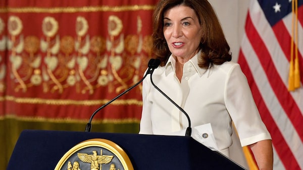 Gobernadora de Nueva York reconoce 12.000 muertes más por Covid que las reportadas por Cuomo Gobernadora de Nueva York reconoce 12.000 muertes más por Covid que las reportadas por Cuomo