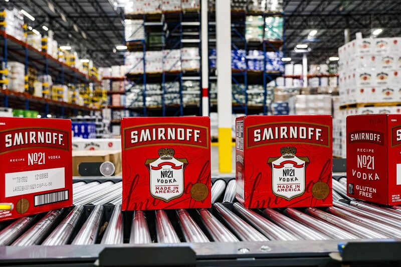 Bebidas da categoria 'ready to drink' da Diageo, como vodcas Smirnoff, cresceram em consumo entre os mais jovens (Foto: Valerie Plesch/Bloomberg) Bebidas da categoria 'ready to drink' da Diageo, como vodcas Smirnoff, cresceram em consumo entre os mais jovens (Foto: Valerie Plesch/Bloomberg)
