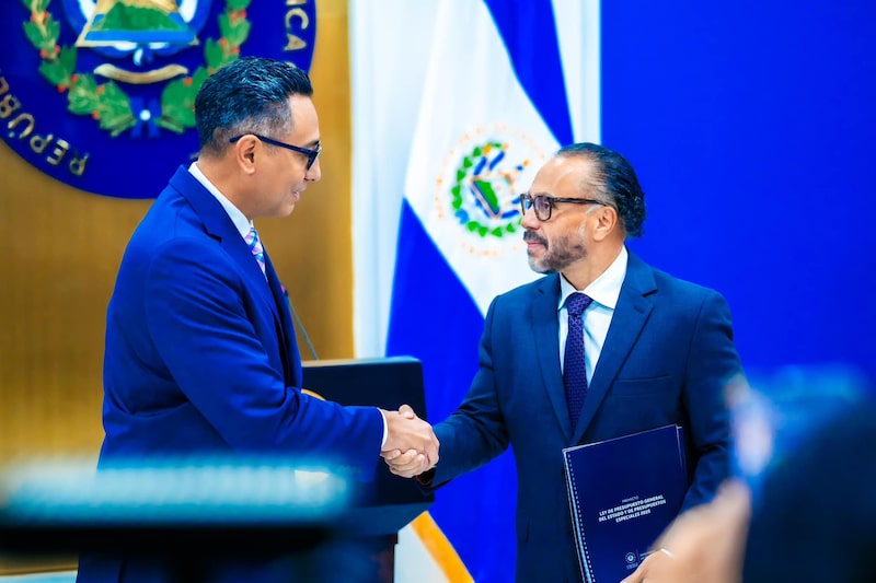 El ministerio de Hacienda entregó, el lunes, el proyecto de presupuesto general de la nación para el año 2025 al presidente de la Asamblea Legislativa, Ernesto Castro. El ministerio de Hacienda entregó, el lunes, el proyecto de presupuesto general de la nación para el año 2025 al presidente de la Asamblea Legislativa, Ernesto Castro.