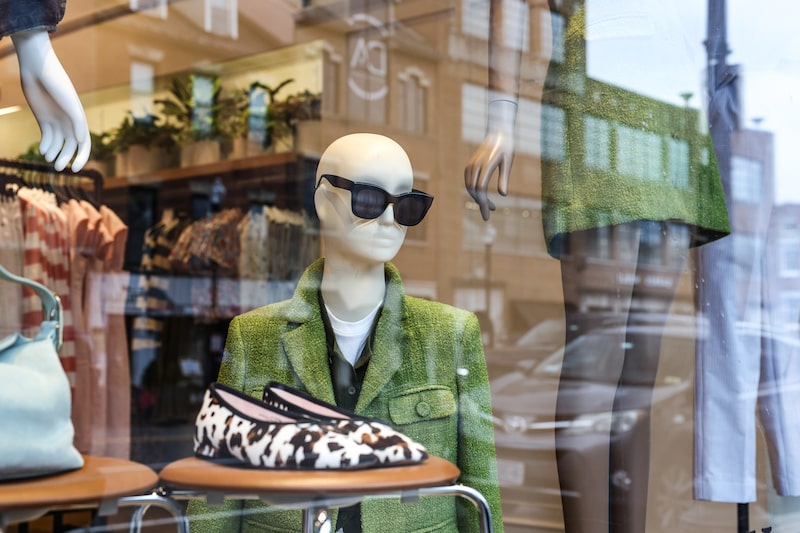 O modelo de negócio permite aos vendedores definirem os parâmetros da transação, ao estabelecerem que tipo de lojista pode adquirir o lote, a localização do estabelecimento, procurando evitar a canibalização entre linhas de produtos. O modelo de negócio permite aos vendedores definirem os parâmetros da transação, ao estabelecerem que tipo de lojista pode adquirir o lote, a localização do estabelecimento, procurando evitar a canibalização entre linhas de produtos.