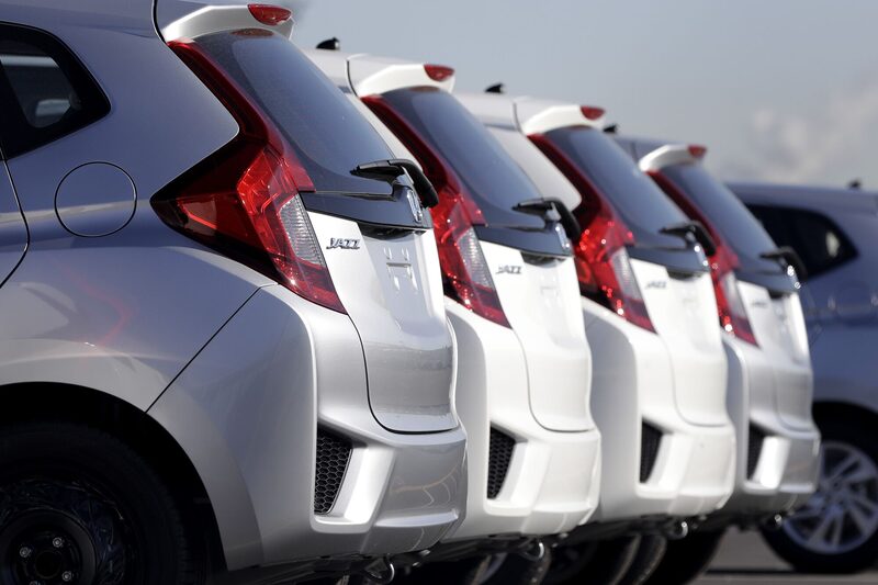 De los 3,3 millones de vehículos fabricados en EE.UU., unos 300.000 se envían desde este país a otras naciones. De los 3,3 millones de vehículos fabricados en EE.UU., unos 300.000 se envían desde este país a otras naciones.