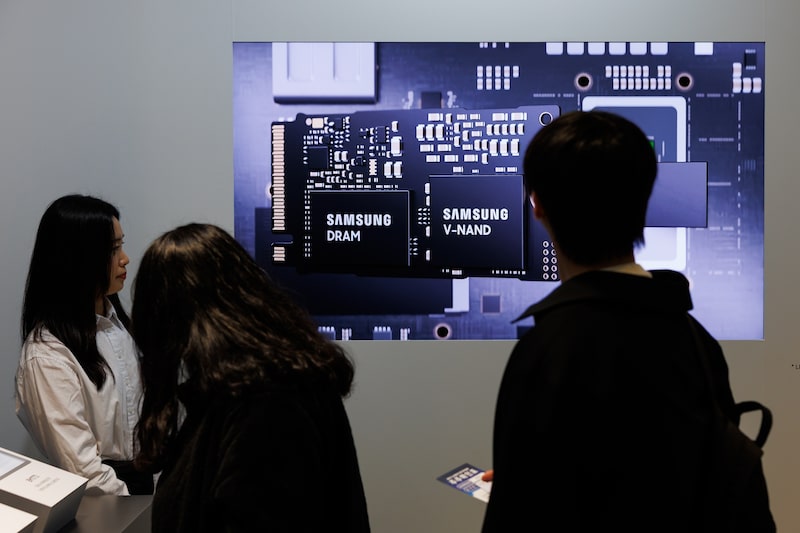 Un grupo de personas ve el logo de Samsung. Fotógrafo: SeongJoon Cho/Bloomberg Un grupo de personas ve el logo de Samsung. Fotógrafo: SeongJoon Cho/Bloomberg