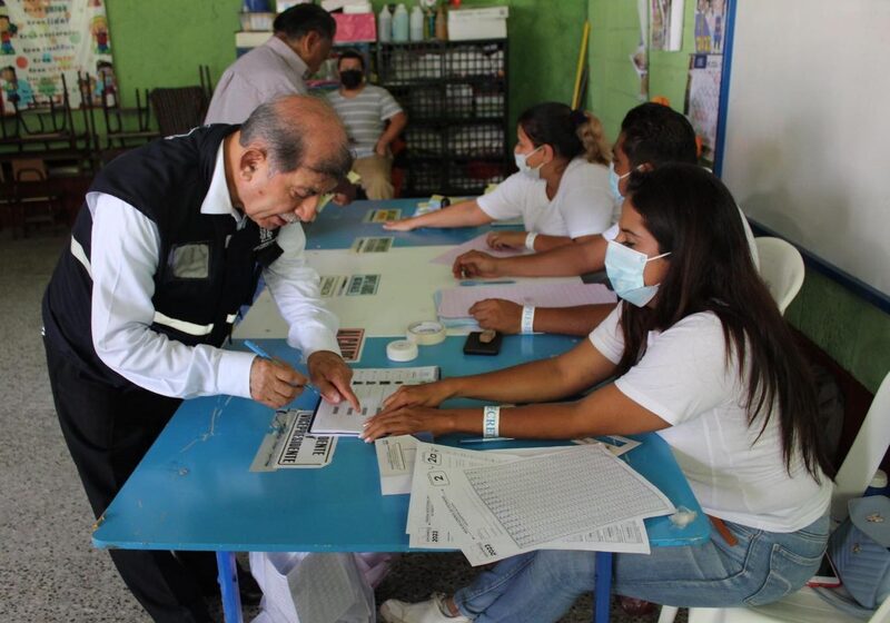 Una persona vota en la Escuela Rural Mixta Mario Morales Monrroy, en Chiquimula, el 25 de junio de 2023. Una persona vota en la Escuela Rural Mixta Mario Morales Monrroy, en Chiquimula, el 25 de junio de 2023.