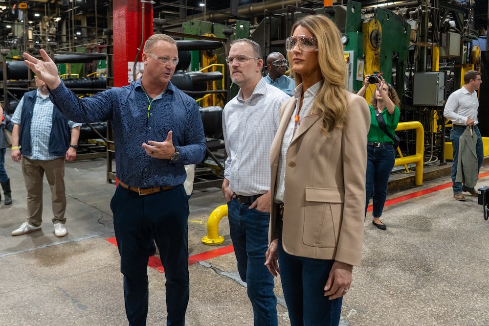 Jamieson Greer, representante comercial de Estados Unidos, durante una visita a una planta industrial. Jamieson Greer, representante comercial de Estados Unidos, durante una visita a una planta industrial.