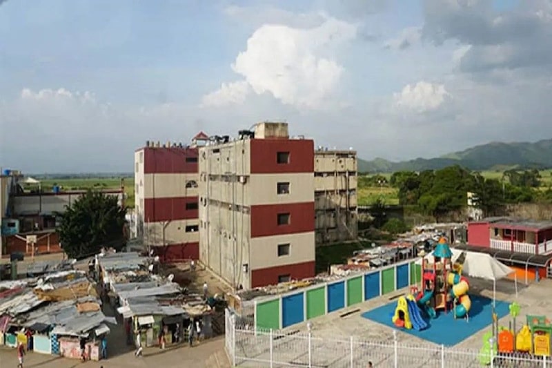 Cárcel de Tocorón en Venezuela, con zoológico, piscina y hasta discoteca. Cárcel de Tocorón en Venezuela, con zoológico, piscina y hasta discoteca.