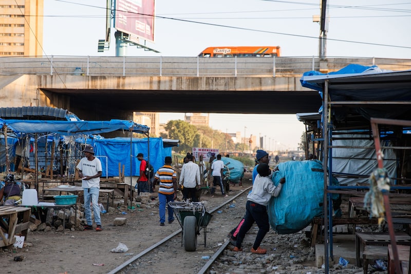 Pero cada grupo negocia por separado, con poca visibilidad sobre el acuerdo en el que están trabajando otros, lo que hace que el proceso sea opaco. Pero cada grupo negocia por separado, con poca visibilidad sobre el acuerdo en el que están trabajando otros, lo que hace que el proceso sea opaco.