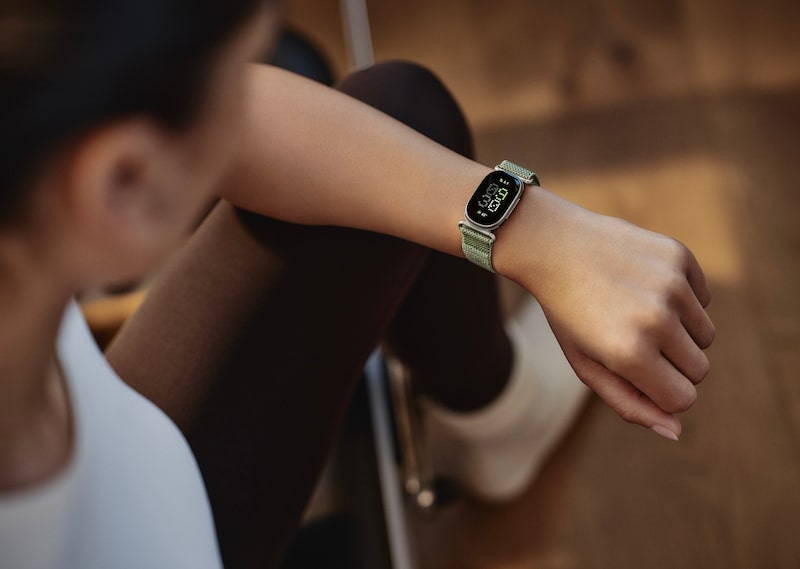 El Fitbit Edge de Google cuenta con una pantalla ovalada que le da el aspecto de un reloj inteligente, aunque se trate de un monitor de actividad física diseñado específicamente para ese fin. Foto: Google El Fitbit Edge de Google cuenta con una pantalla ovalada que le da el aspecto de un reloj inteligente, aunque se trate de un monitor de actividad física diseñado específicamente para ese fin. Foto: Google
