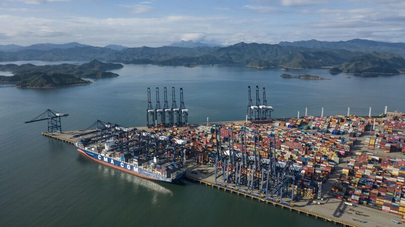Un buque portacontenedores de CMA CGM, anclado en la Terminal Internacional de Contenedores de Yantian, operada por Hutchison Port Holdings Trust (HPH Trust) de CK Hutchison Holdings Ltd., en esta fotografía aérea tomada en Shenzhen, China, Un buque portacontenedores de CMA CGM, anclado en la Terminal Internacional de Contenedores de Yantian, operada por Hutchison Port Holdings Trust (HPH Trust) de CK Hutchison Holdings Ltd., en esta fotografía aérea tomada en Shenzhen, China,