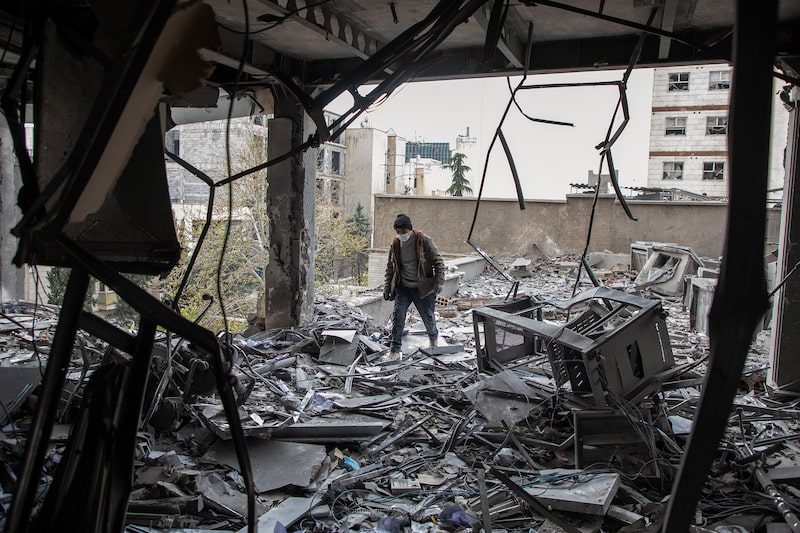 Un hombre remueve escombros en el lugar donde un edificio fue alcanzado por un ataque conjunto entre Estados Unidos e Israel en un distrito comercial, el 29 de marzo de 2026 en Teherán, Irán. Un hombre remueve escombros en el lugar donde un edificio fue alcanzado por un ataque conjunto entre Estados Unidos e Israel en un distrito comercial, el 29 de marzo de 2026 en Teherán, Irán.