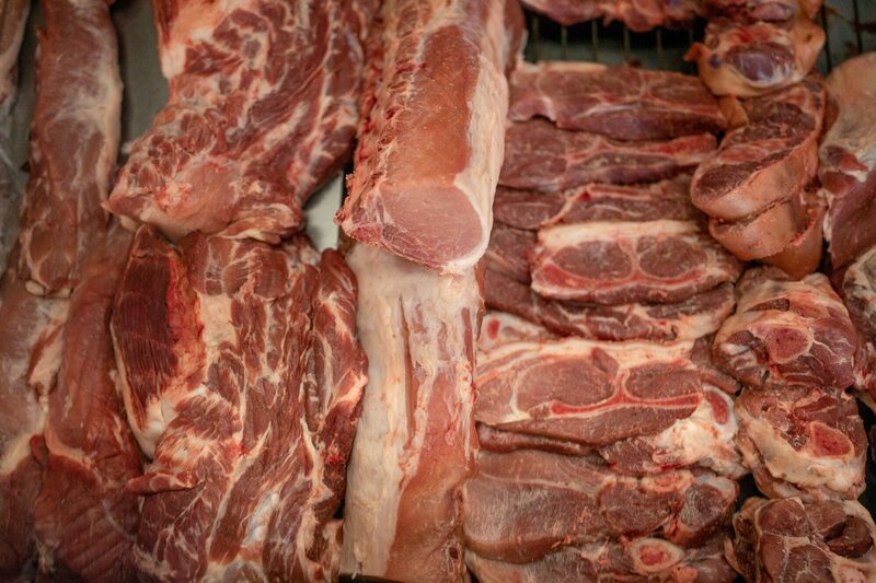 Cortes de carne de vacuno en una vitrina refrigerada en una carnicería de Rosario, Argentina. Cortes de carne de vacuno en una vitrina refrigerada en una carnicería de Rosario, Argentina.