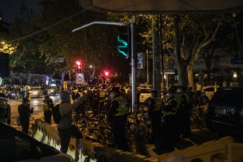 Las protestas de este domingo en China por las restricciones por el Covid-19. Source: Bloomberg Las protestas de este domingo en China por las restricciones por el Covid-19. Source: Bloomberg