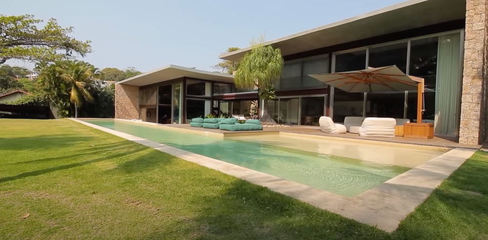 Casa de 6.000 m² no condomínio Joatinga tem piscina semiolímpica, sete suítes e vista desobstruída para o oceano e a Pedra da Gávea. Casa de 6.000 m² no condomínio Joatinga tem piscina semiolímpica, sete suítes e vista desobstruída para o oceano e a Pedra da Gávea.