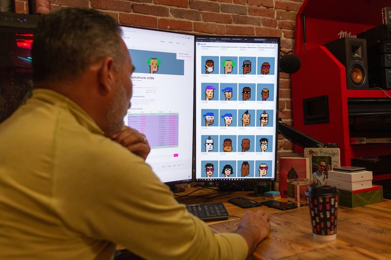 Están surgiendo diferencias en los precios de los avatares digitales en función de la raza, el género y el color de la piel
entre una popular colección de NFT conocida como CryptoPunks. Están surgiendo diferencias en los precios de los avatares digitales en función de la raza, el género y el color de la piel
entre una popular colección de NFT conocida como CryptoPunks.