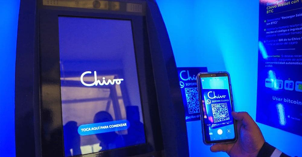 Una persona utiliza un teléfono móvil para escanear el código QR en un cajero automático (ATM) de Chivo Wallet en El Salvador. Una persona utiliza un teléfono móvil para escanear el código QR en un cajero automático (ATM) de Chivo Wallet en El Salvador.