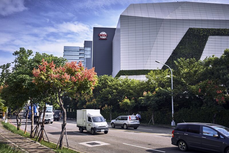 Logo en un edificio de Taiwan Semiconductor Manufacturing Co. Logo en un edificio de Taiwan Semiconductor Manufacturing Co.