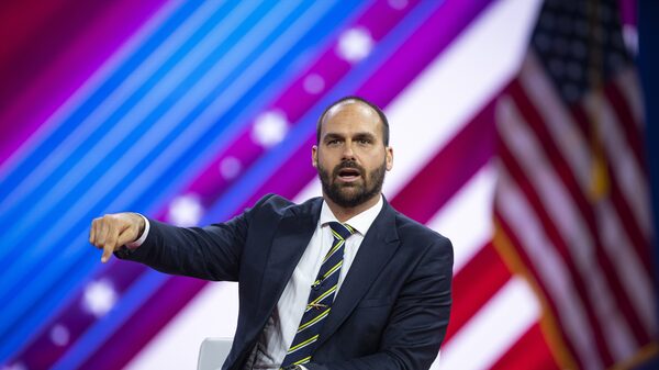 Hijo de Bolsonaro se toma una licencia del Congreso y se va a EE.UU. en medio de disputa con juez Hijo de Bolsonaro se toma una licencia del Congreso y se va a EE.UU. en medio de disputa con juez