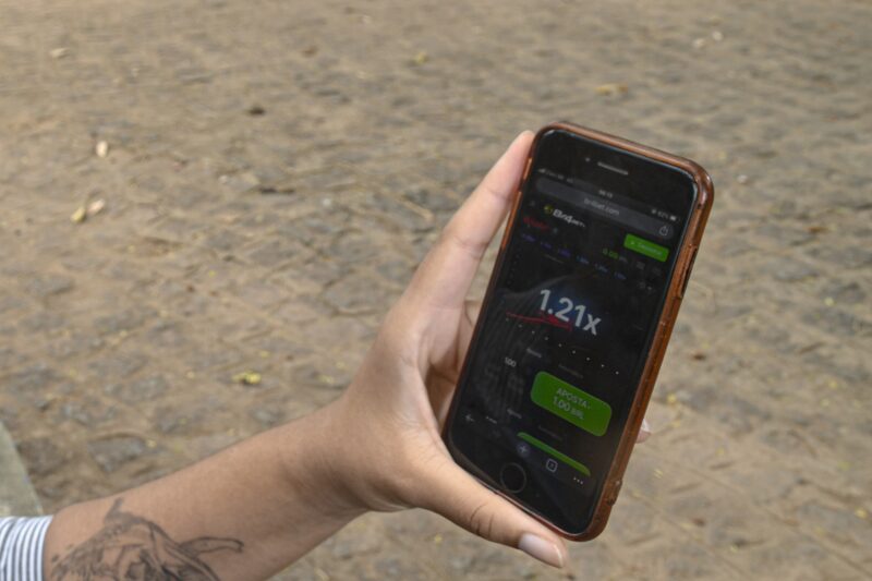 Beatriz Azevedo dos Santos, que não quis ser identificada, mostra um jogo na plataforma de apostas Br4Bet (Foto: Bloomberg) Beatriz Azevedo dos Santos, que não quis ser identificada, mostra um jogo na plataforma de apostas Br4Bet (Foto: Bloomberg)