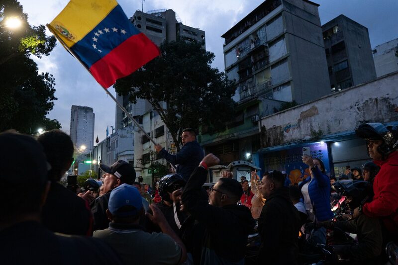 Un grupo de simpatizantes progubernamentales llamados "Colectivos" se concentran frente al centro de votación Liceo Andrés Bello, donde los partidarios de la oposición protestaban por el paso bloqueado a los testigos electorales durante las elecciones presidenciales en Caracas, Venezuela, el domingo 28 de julio de 2024. Un grupo de simpatizantes progubernamentales llamados "Colectivos" se concentran frente al centro de votación Liceo Andrés Bello, donde los partidarios de la oposición protestaban por el paso bloqueado a los testigos electorales durante las elecciones presidenciales en Caracas, Venezuela, el domingo 28 de julio de 2024.