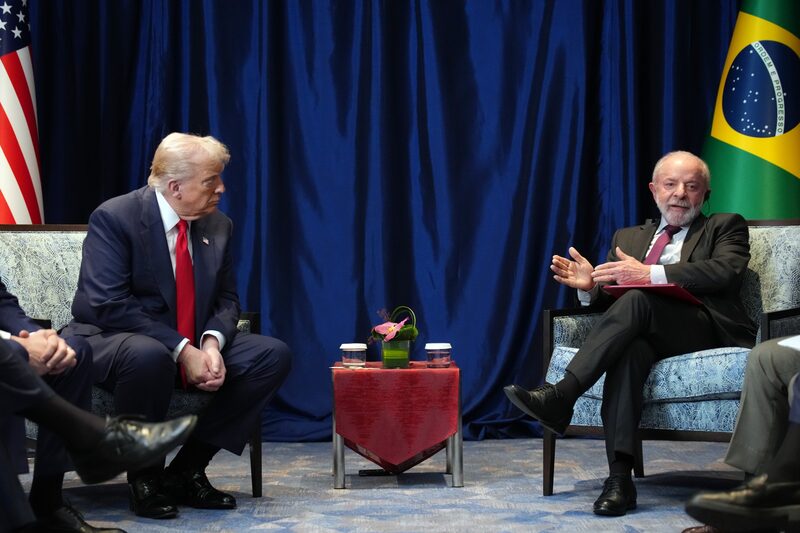 El presidente de Estados Unidos, Donald Trump, mantiene una reunión bilateral con el presidente de Brasil, Luiz Inácio Lula da Silva, en Kuala Lumpur el 26 de octubre. Fotógrafo: Andrew Harnik/Getty Images El presidente de Estados Unidos, Donald Trump, mantiene una reunión bilateral con el presidente de Brasil, Luiz Inácio Lula da Silva, en Kuala Lumpur el 26 de octubre. Fotógrafo: Andrew Harnik/Getty Images