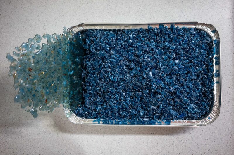 Fichas elaboradas con una variedad de botellas de plástico PET desechadas y trituradas. Fichas elaboradas con una variedad de botellas de plástico PET desechadas y trituradas.