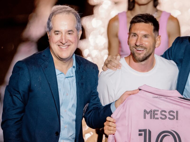 Lionel Messi é apresentado ao Inter Miami neste domingo, 16 de julho, ao lado de David Beckham e os empresários Jorge Más (à esq.) e José Más (Foto: Reprodução/MLS) Lionel Messi é apresentado ao Inter Miami neste domingo, 16 de julho, ao lado de David Beckham e os empresários Jorge Más (à esq.) e José Más (Foto: Reprodução/MLS)