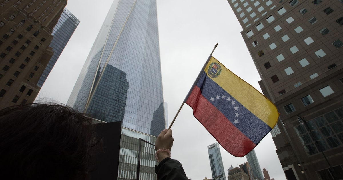 Venezuela inicia reestructuración de deuda, alza en bonos