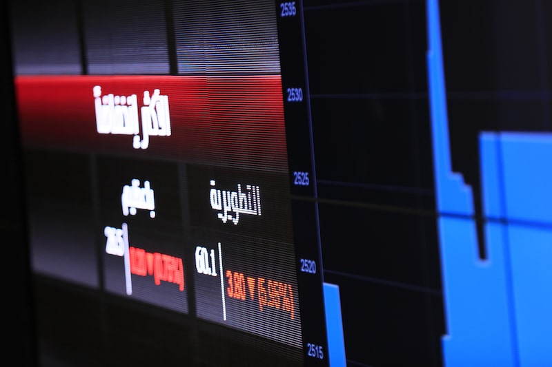 Los precios de las acciones aparecen en una pantalla digital en la Bolsa de Valores de Arabia Saudita. Los precios de las acciones aparecen en una pantalla digital en la Bolsa de Valores de Arabia Saudita.