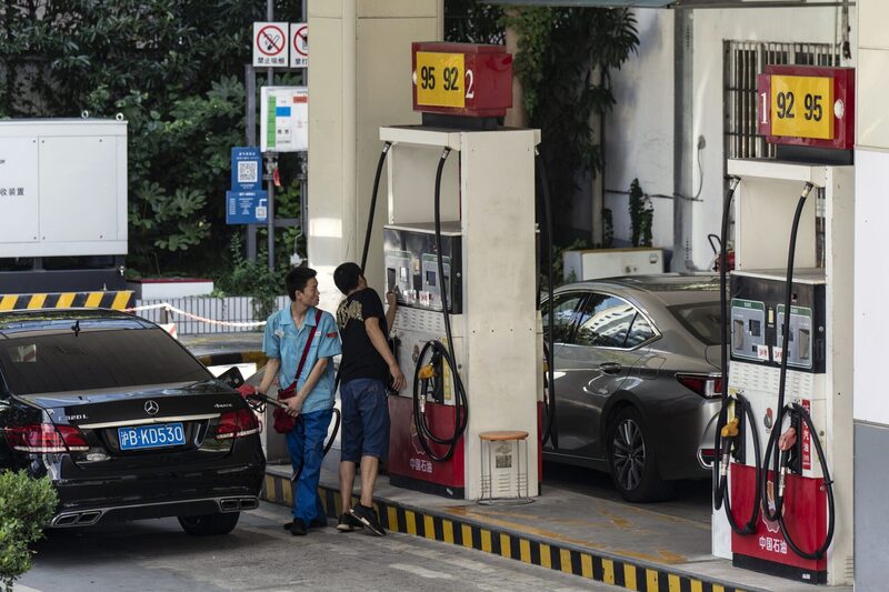 Los nuevos vehículos eléctricos representan actualmente la mitad de las ventas de automóviles. Los nuevos vehículos eléctricos representan actualmente la mitad de las ventas de automóviles.