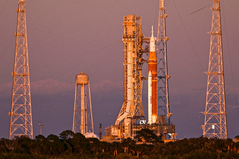 El cohete Space Launch System (SLS) y la nave espacial Orion, integrados para la misión Artemis II, se observan en la plataforma de lanzamiento 39B del Centro Espacial Kennedy en Cabo Cañaveral, Florida, el 1 de febrero de 2026, antes de la primera misión tripulada a la Luna en más de 50 años. El cohete Space Launch System (SLS) y la nave espacial Orion, integrados para la misión Artemis II, se observan en la plataforma de lanzamiento 39B del Centro Espacial Kennedy en Cabo Cañaveral, Florida, el 1 de febrero de 2026, antes de la primera misión tripulada a la Luna en más de 50 años.