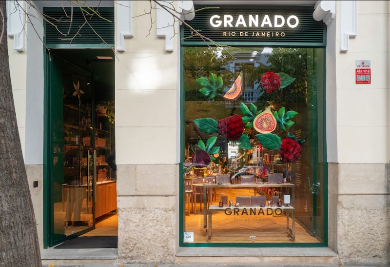 Fachada da nova boutique da Granado na Calle de Claudio Coello, em Madrid. O espaço de 151,5 m² no bairro de Salamanca passa a ser a maior unidade da marca fora do Brasil, levando a identidade da perfumaria carioca para o mercado espanhol. Fachada da nova boutique da Granado na Calle de Claudio Coello, em Madrid. O espaço de 151,5 m² no bairro de Salamanca passa a ser a maior unidade da marca fora do Brasil, levando a identidade da perfumaria carioca para o mercado espanhol.