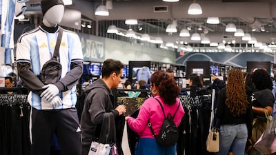 El gasto en Estados Unidos apenas avanza y la inflación vuelve a presionar El gasto en Estados Unidos apenas avanza y la inflación vuelve a presionar