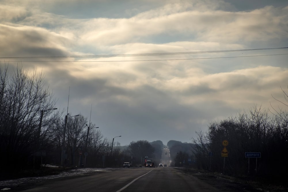 Viajando por una carretera de camino a Mariupol en Dnipropetrovsk Oblast, Ucrania, el miércoles 12 de enero de 2022. A pesar de que la vía diplomática se tambalea y de que la semana pasada se produjo un gran ataque cibernético contra los sitios web del gobierno ucraniano, no hay señales de preparativos para la guerra en Mariupol, a pocos kilómetros de las líneas del frente en Ucrania. Fotógrafo: Christopher Occhicone/Bloomberg Viajando por una carretera de camino a Mariupol en Dnipropetrovsk Oblast, Ucrania, el miércoles 12 de enero de 2022. A pesar de que la vía diplomática se tambalea y de que la semana pasada se produjo un gran ataque cibernético contra los sitios web del gobierno ucraniano, no hay señales de preparativos para la guerra en Mariupol, a pocos kilómetros de las líneas del frente en Ucrania. Fotógrafo: Christopher Occhicone/Bloomberg