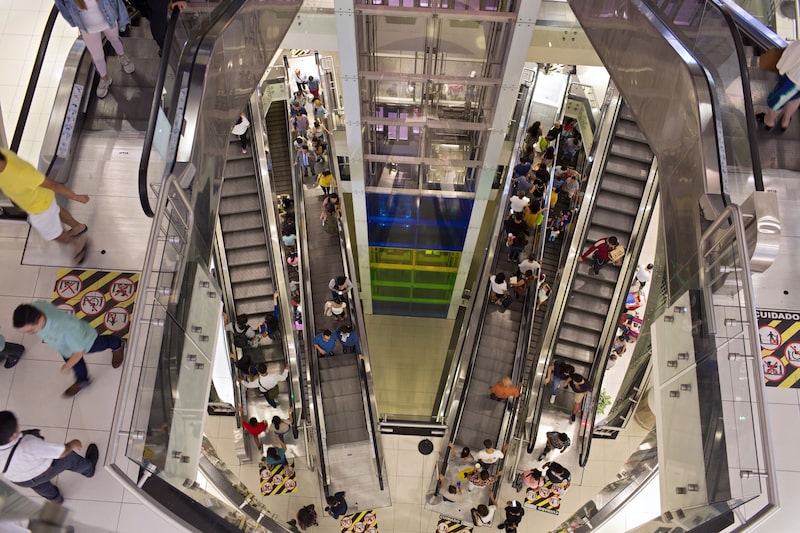 Compradores suben a las escaleras eléctricas del centro comercial Real Plaza Salaverry en Lima, Perú, el lunes 10 de febrero de 2020. Compradores suben a las escaleras eléctricas del centro comercial Real Plaza Salaverry en Lima, Perú, el lunes 10 de febrero de 2020.