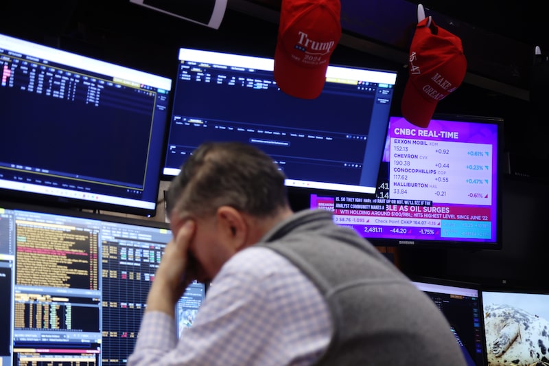 Traders At The New York Stock Exchange As Stocks And Bonds Slide Globally As Oil Tops $100 Traders At The New York Stock Exchange As Stocks And Bonds Slide Globally As Oil Tops $100