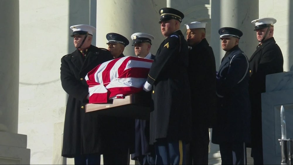 El féretro que transporta al ex presidente Jimmy Carter es sacado del Capitolio estadounidense donde yacía en estado. Se celebra un servicio conmemorativo en la Catedral Nacional y después Carter será enterrado en Georgia. Fuente: Bloomberg El féretro que transporta al ex presidente Jimmy Carter es sacado del Capitolio estadounidense donde yacía en estado. Se celebra un servicio conmemorativo en la Catedral Nacional y después Carter será enterrado en Georgia. Fuente: Bloomberg