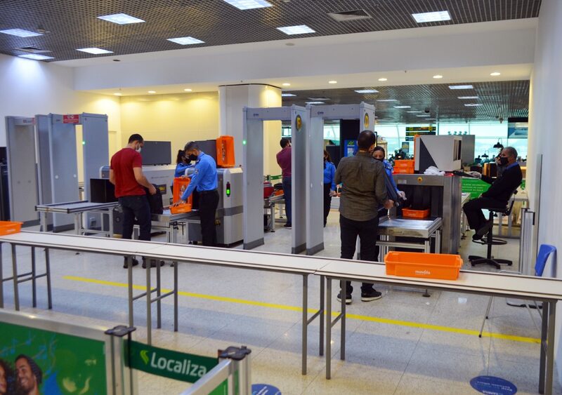 Área das esteiras de raio-x para inspeção de segurança é um dos locais onde mais os passageiros esquecem pertences nas bandejas Área das esteiras de raio-x para inspeção de segurança é um dos locais onde mais os passageiros esquecem pertences nas bandejas