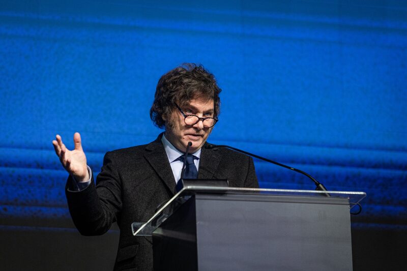 El presidente Javier Milei está pisando el freno a su programa de terapia de shock en un intento de mantener el apoyo popular en medio de la sombría realidad económica argentina, aunque ello signifique inquietar a los mercados. El presidente Javier Milei está pisando el freno a su programa de terapia de shock en un intento de mantener el apoyo popular en medio de la sombría realidad económica argentina, aunque ello signifique inquietar a los mercados.